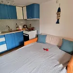 Flintstones Summer House - בית נופש